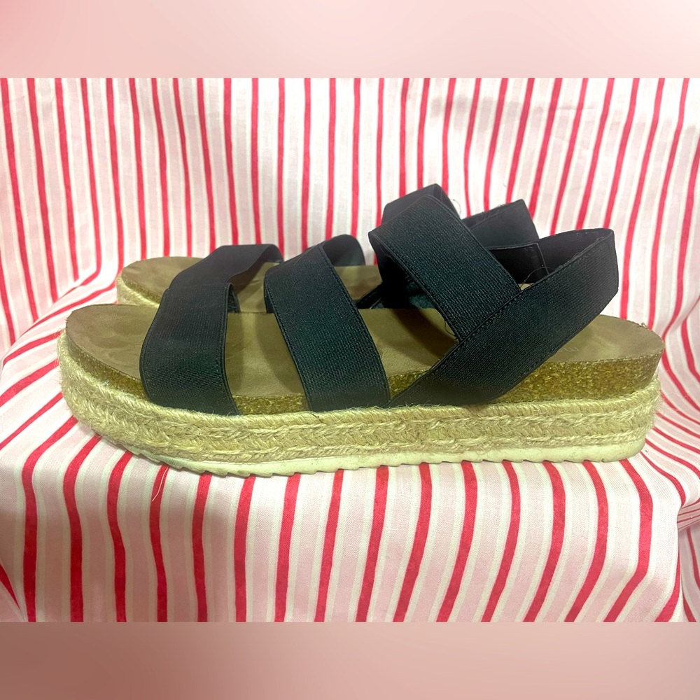 Madden Girl black strappy platform women’s sandals Size 11